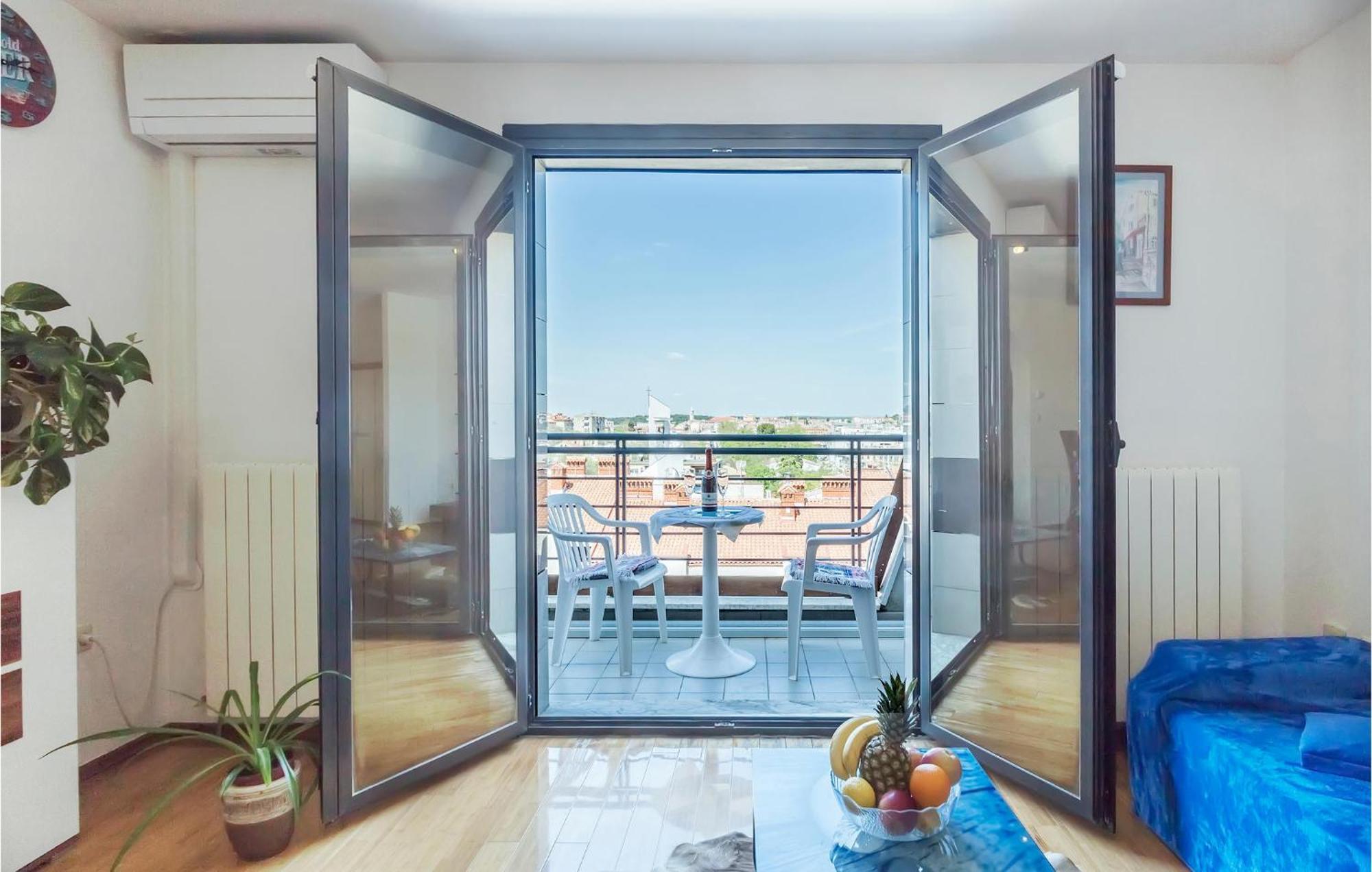 1 Bedroom Beautiful Apartment In プーラ エクステリア 写真